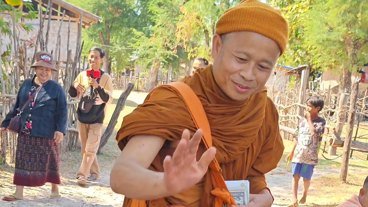 ก็ขออนุโมทนากับคุณธรรมความดีของพระอาจารย์ ที่มีความเมตตาแก่เด็กและชาวบ้านในชนบทลาว สาธุๆๆครับผม