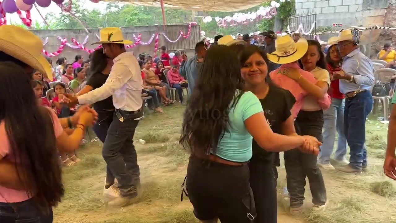 Mira como disfrutan estas parejas de hermoso baile son polvasones 🤣 
