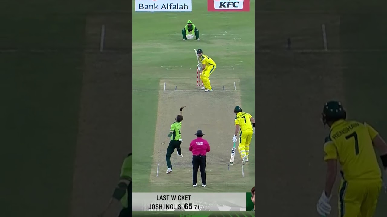 Double blow ⚡⚡Skipper Shaheen Shah Afridi leading from the front 👏#PAKvAUS MZE1K