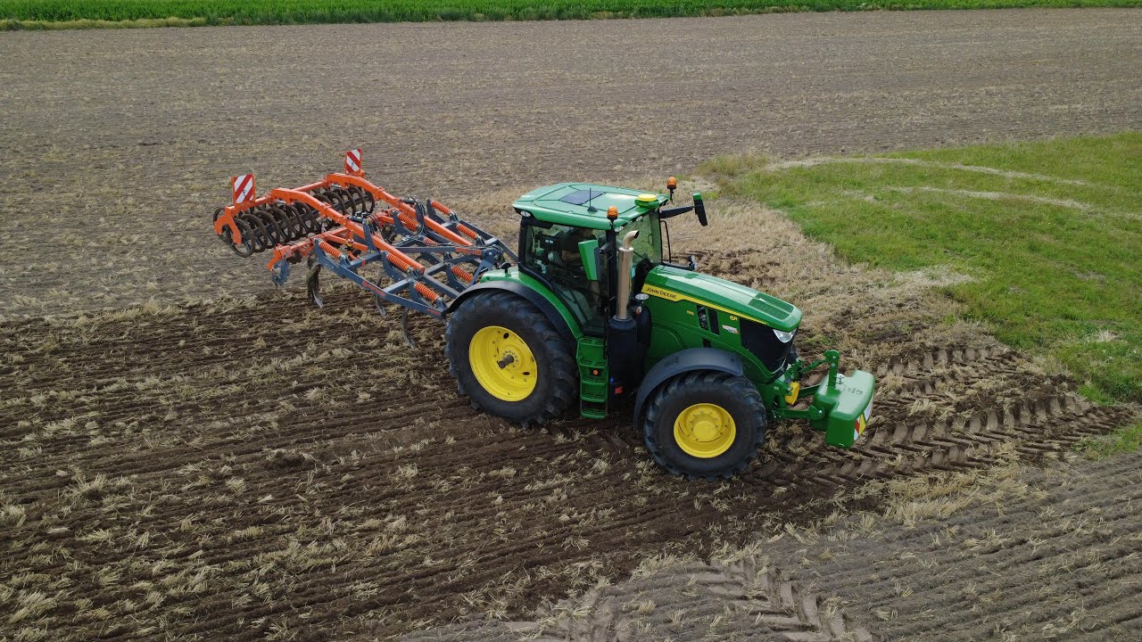John Deere 6195R w pracy z bezorkowcem