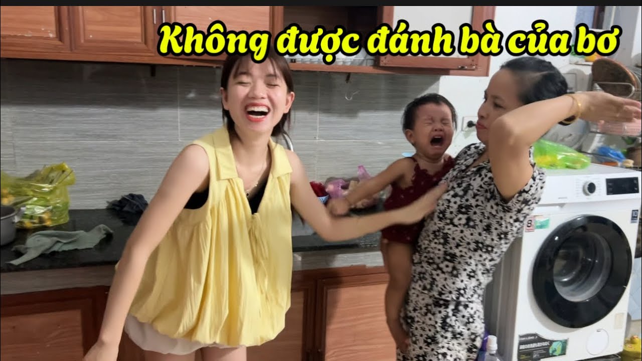 Bơ Vừa Về Đã Nằm Vào Lòng Bà Quên Cả Bố Mẹ 😂😂