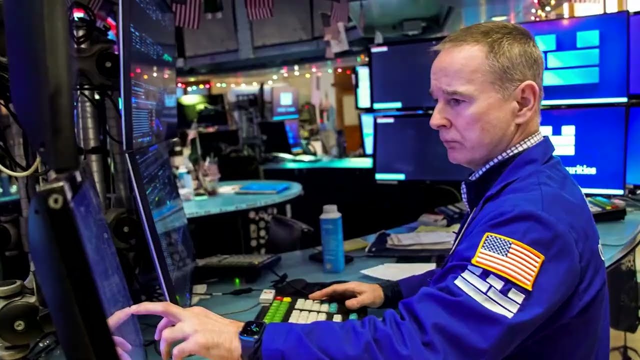 US stocks close higher as data keeps Fed rate cut hopes elevated | REUTERS