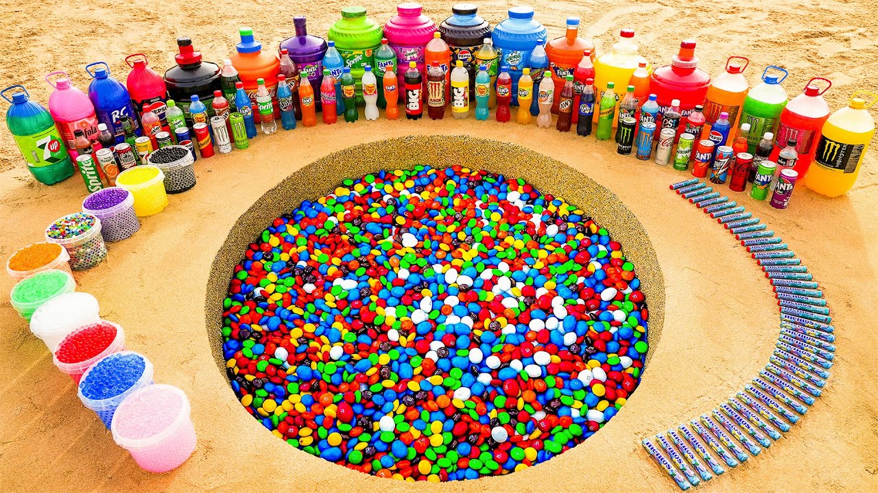 Big Toothpaste Eruption from Giant Balloons with Coca Cola, Mirinda, Fanta, 7up, M&M and Mentos