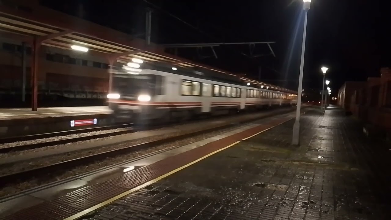 REX UT 470-156 destino Ponferrada entrando en la estación de Ponferrada 