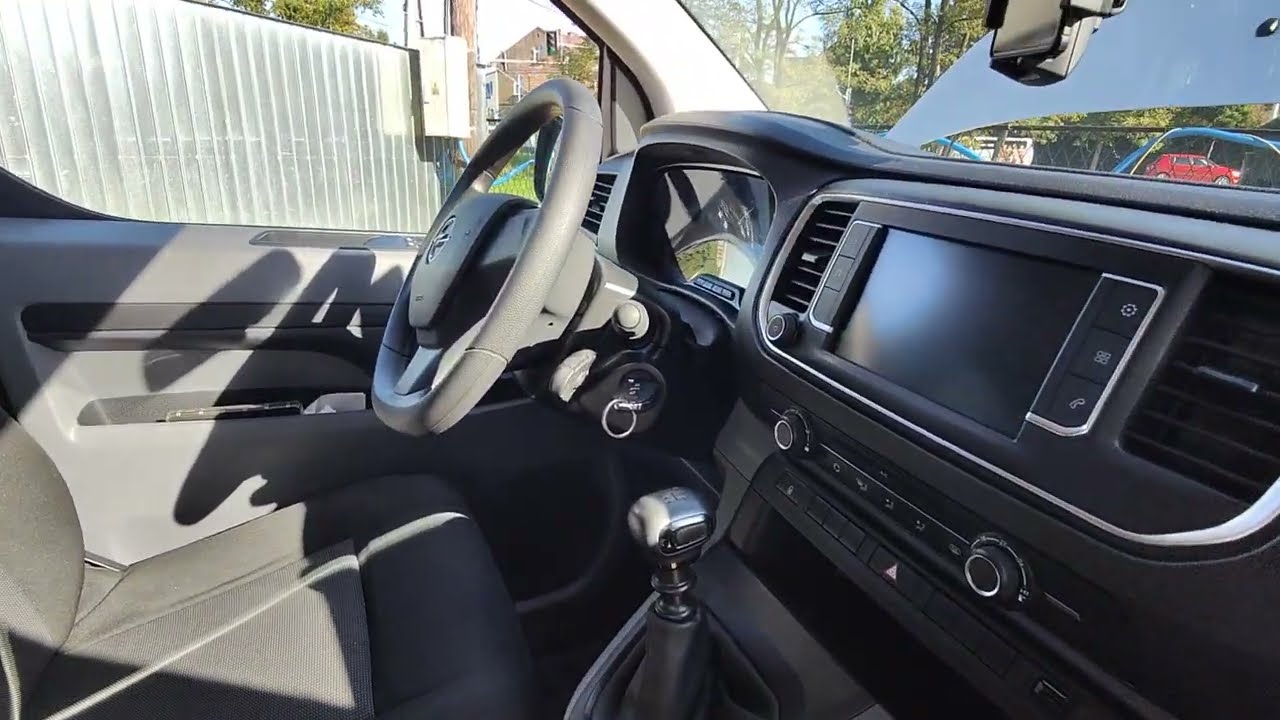Opel Vivaro za ponad 100 000? NIE kupujemu gruz&oacute;w. Tańsze może być zdecydowanie lepsze.