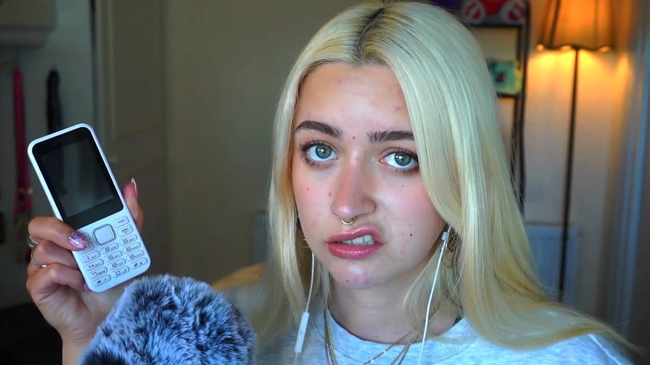 ASMR Rude Girl Texting at the Back of Class (Gum Chewing)