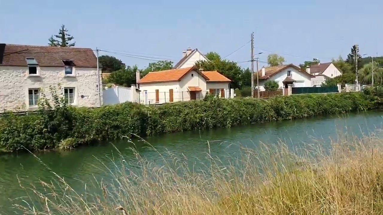 🌾 Canal du Loing : volets color&eacute;s et herbes dor&eacute;es &mdash; Loing Canal: shutters & golden grass