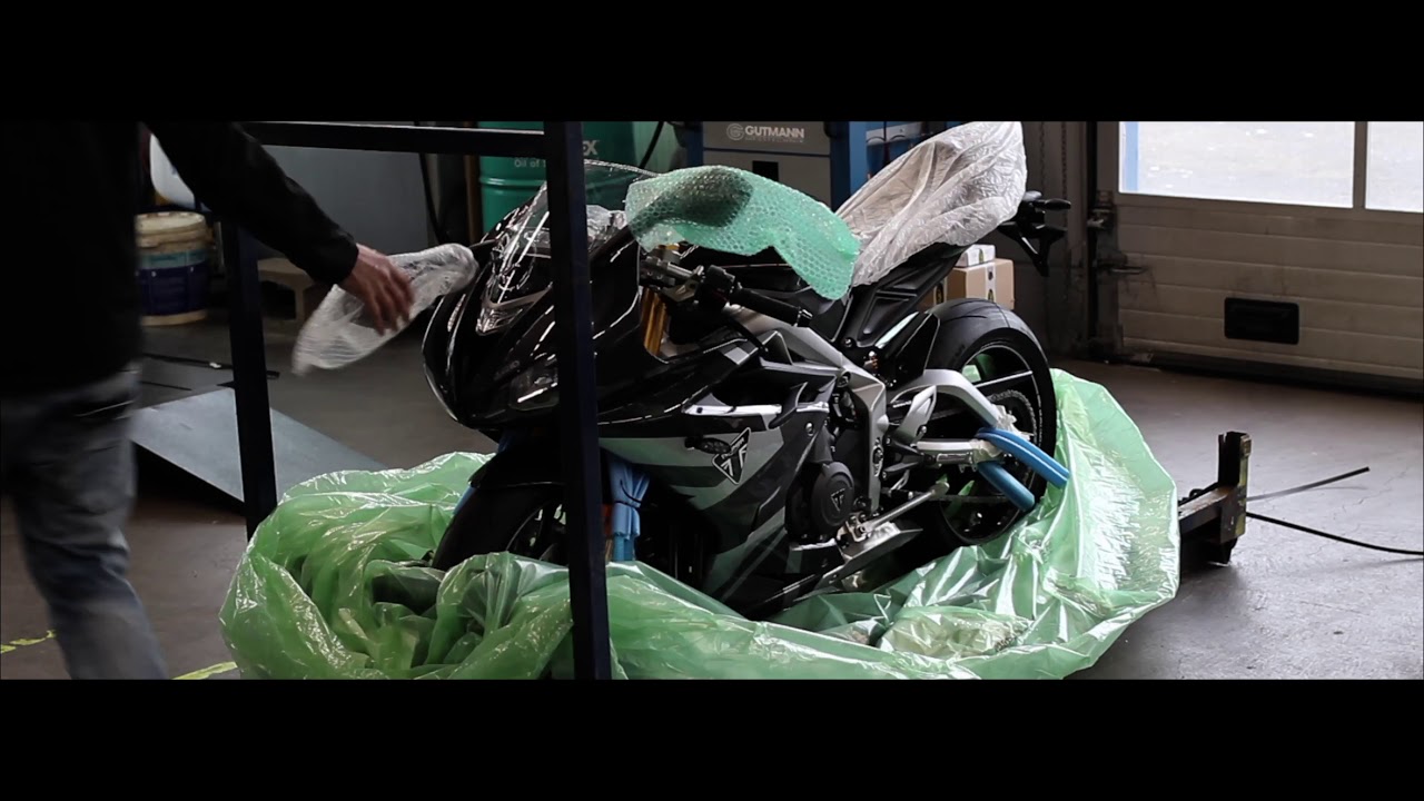 Triumph Daytona Moto2 765 Limited Edition 2020 unboxing