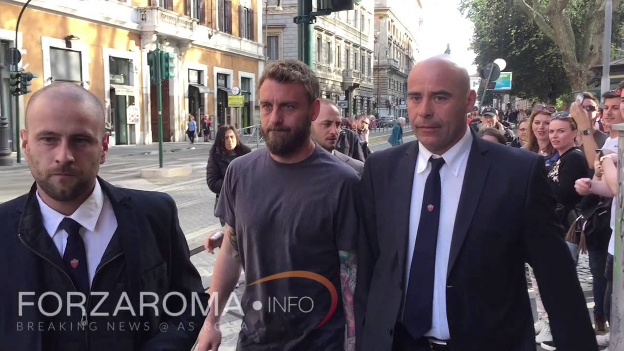 Daniele De Rossi al Roma Store in via Arenula [HD]