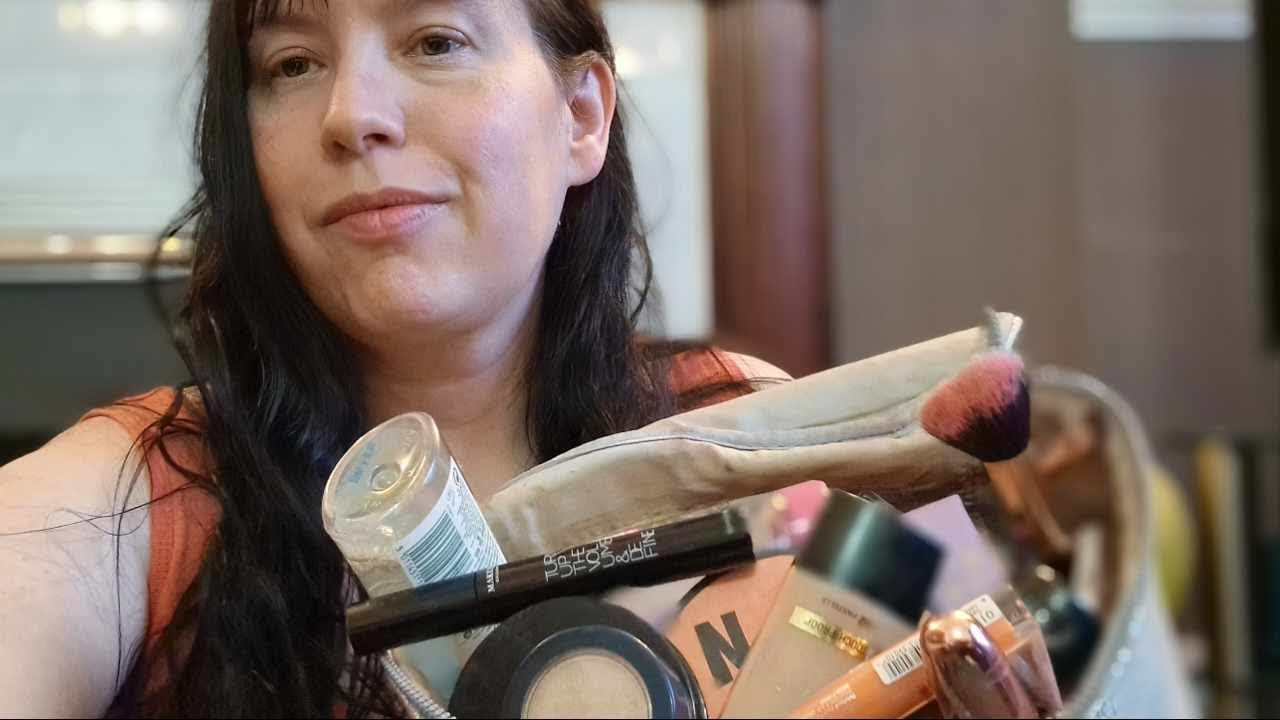 ASMR Sorting / Tidying your Messy Make Up Bag !!  #asmr