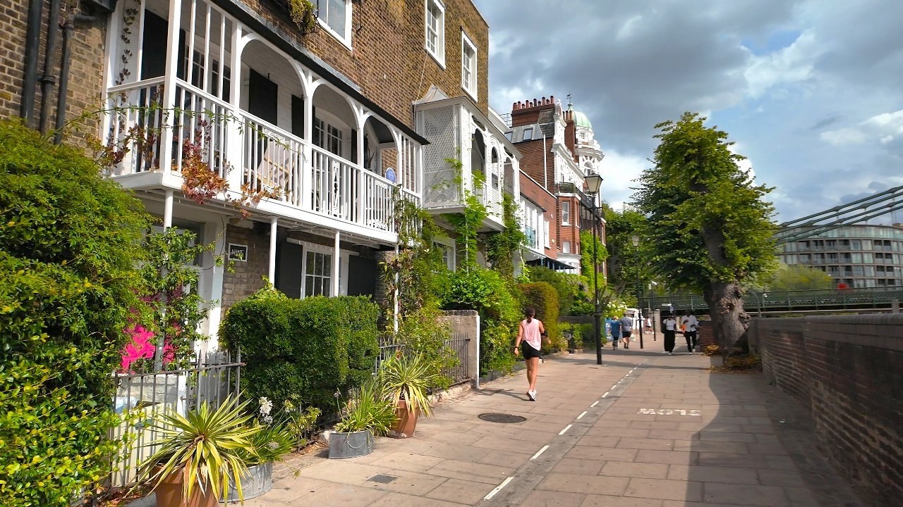 A Village Feel in London 🇬🇧 | Chiswick Walk, Sunday Cheese Market & Thames 4K