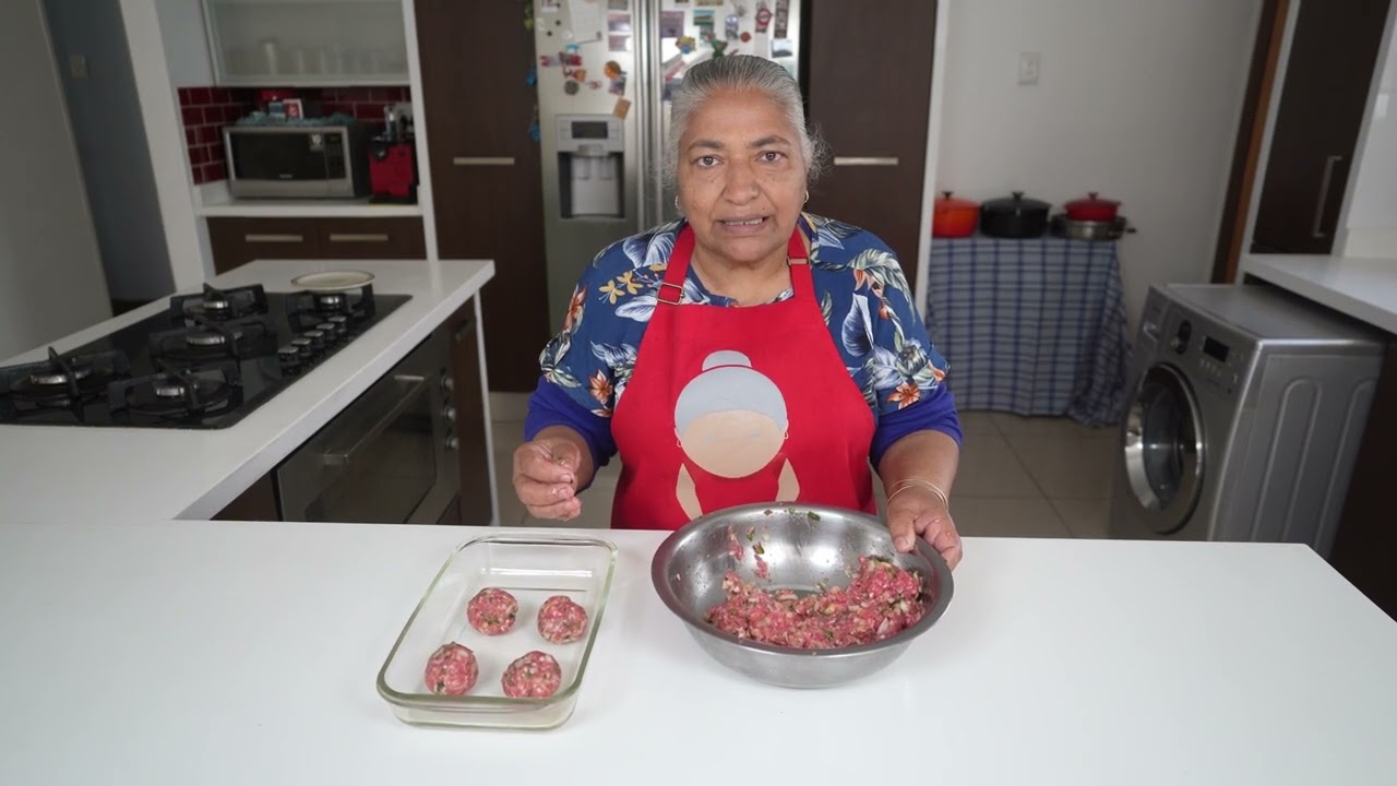 Приготовление мини-пирожков с кебабом из бараньего фарша — еще один вкусный рецепт приготовления ...