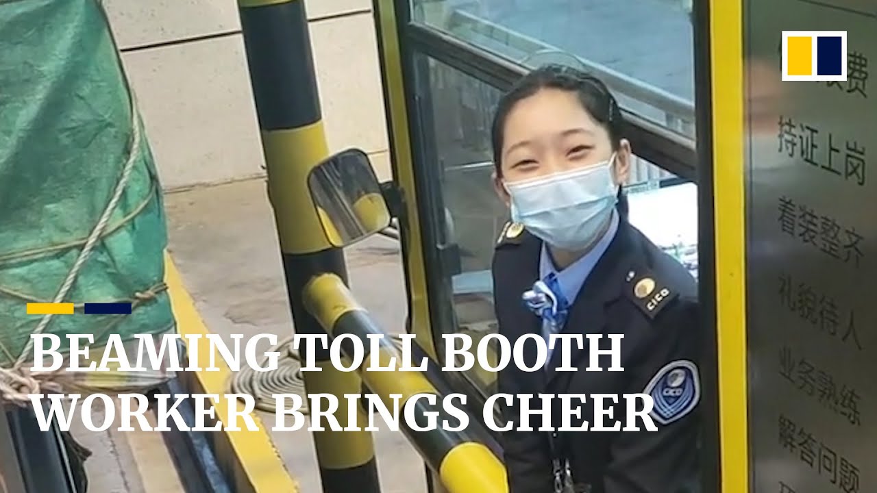 Beaming toll booth worker in China warm the hearts of many online