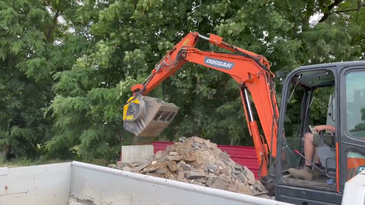 A MB-C50 Crusher bucket transforming construction waste in Germany
