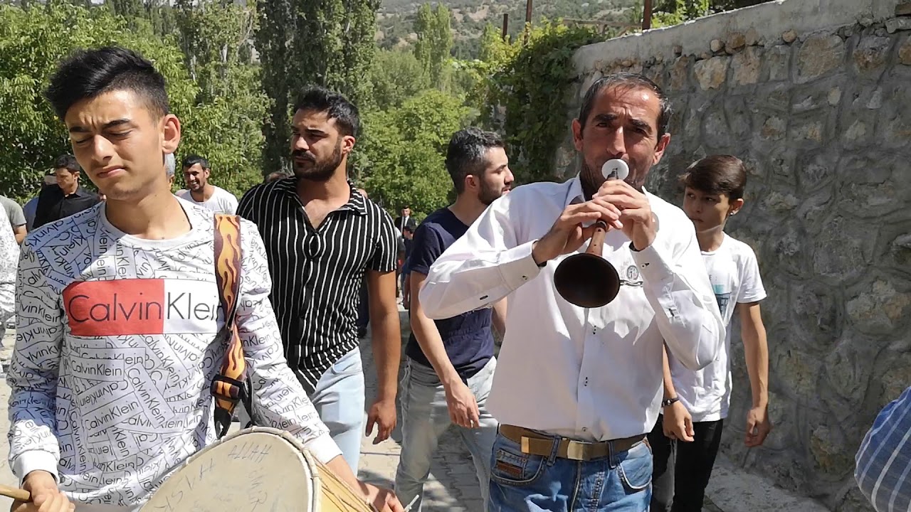 Eski usul damat giydirme, At üstünde..  Deveci köyü