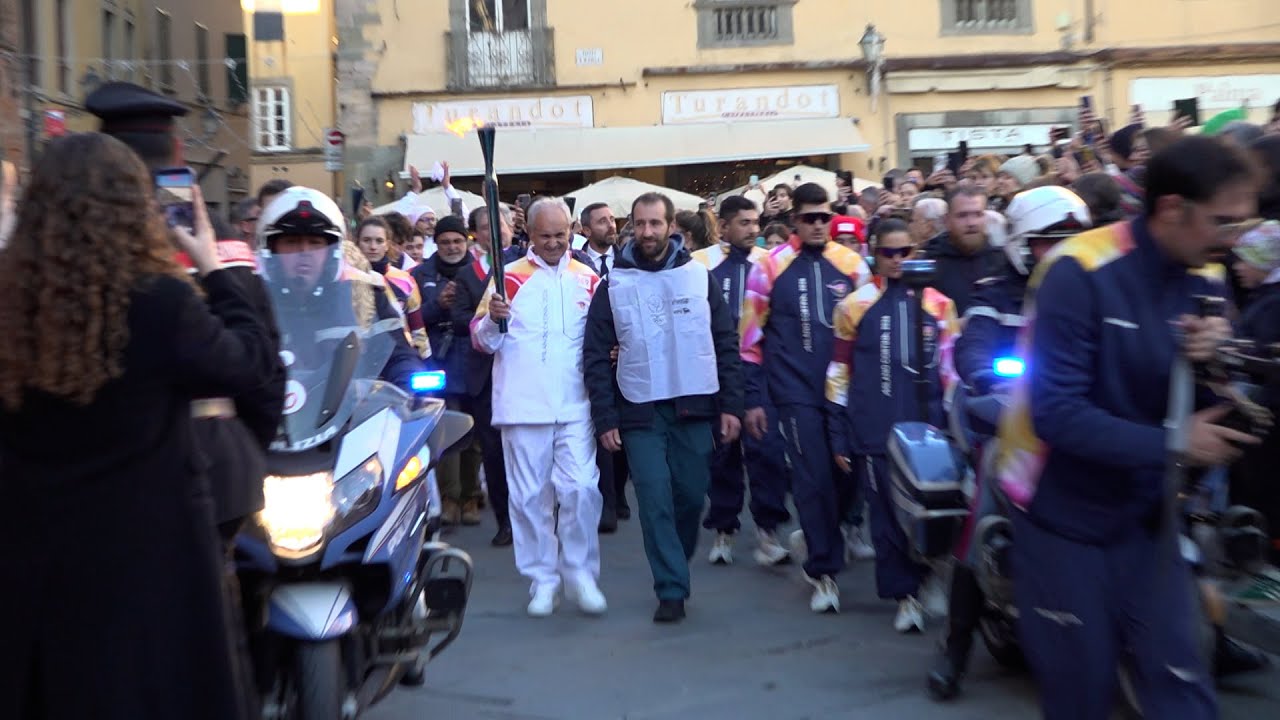 Lucca in festa per il passaggio della fiamma olimpica
