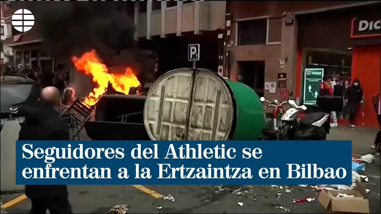 Seguidores del Athletic se enfrentan a la Ertzaintza tras incendiar contenedores en Bilbao
