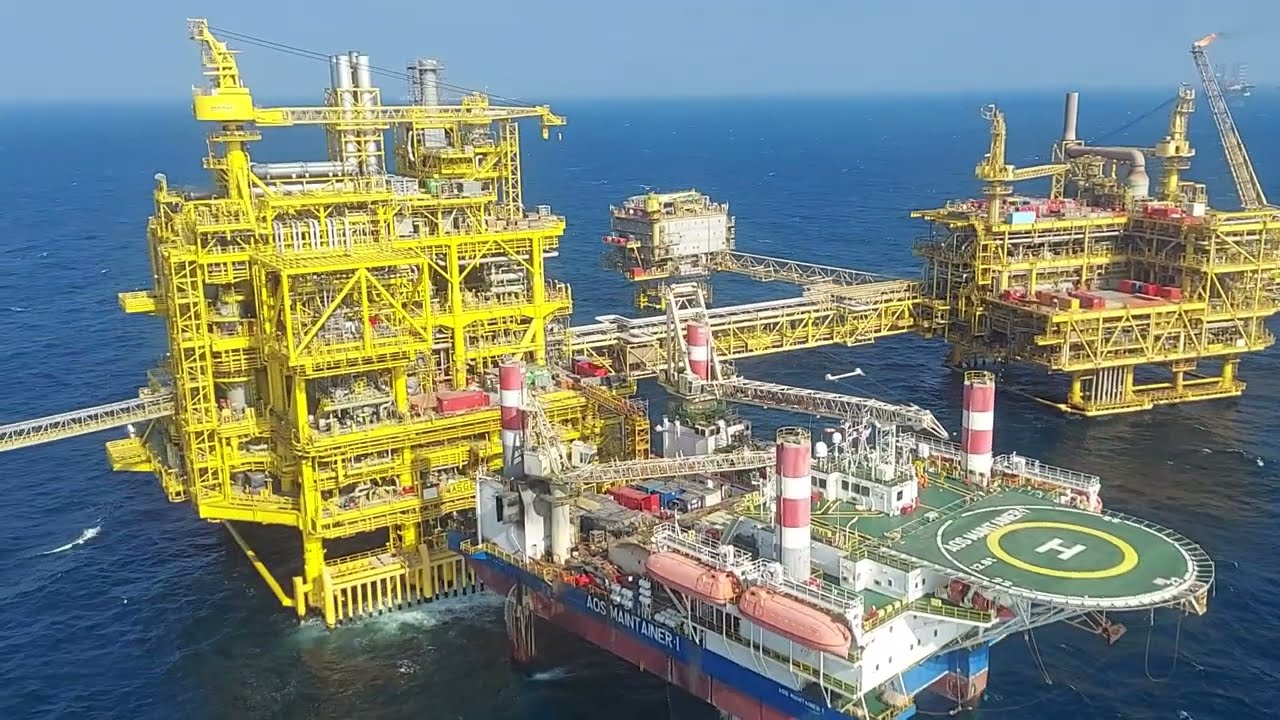 Helicopter landing on Offshore Platform