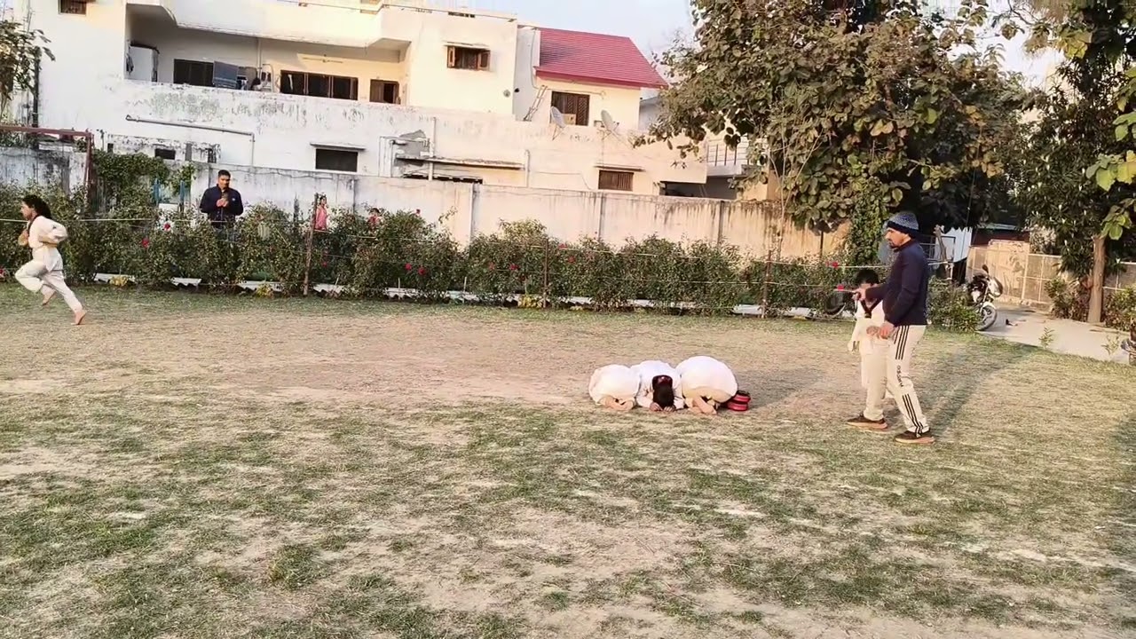 खिलाड़ियों के उपर से फ्लाइंग किक करते नन्हे मुन्ने खिलाड़ियों का प्रयास।