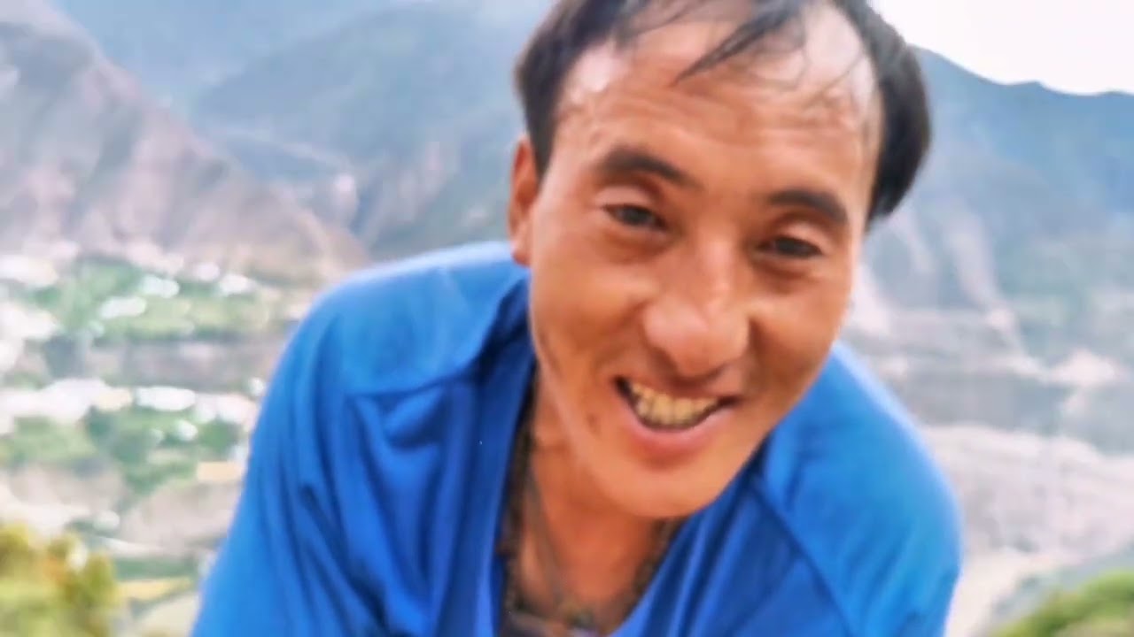 国家帮我们实现了村村通，基础的护养工作我们一定要跟上#乡村振兴在路上 #清扫路面 #老百姓关心的话题 #梅里南坡 #边玛梅里南坡