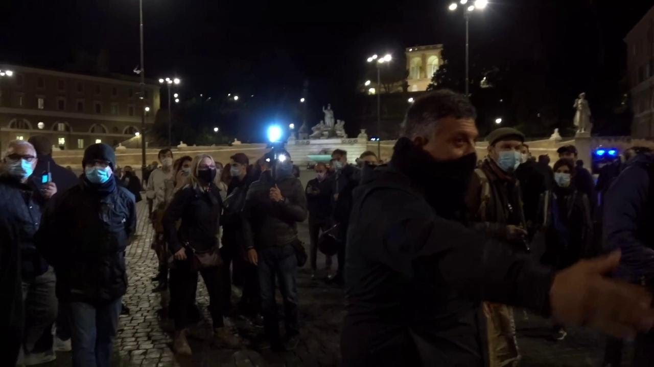 Roma, militanti di Forza Nuova contro i giornalisti: 