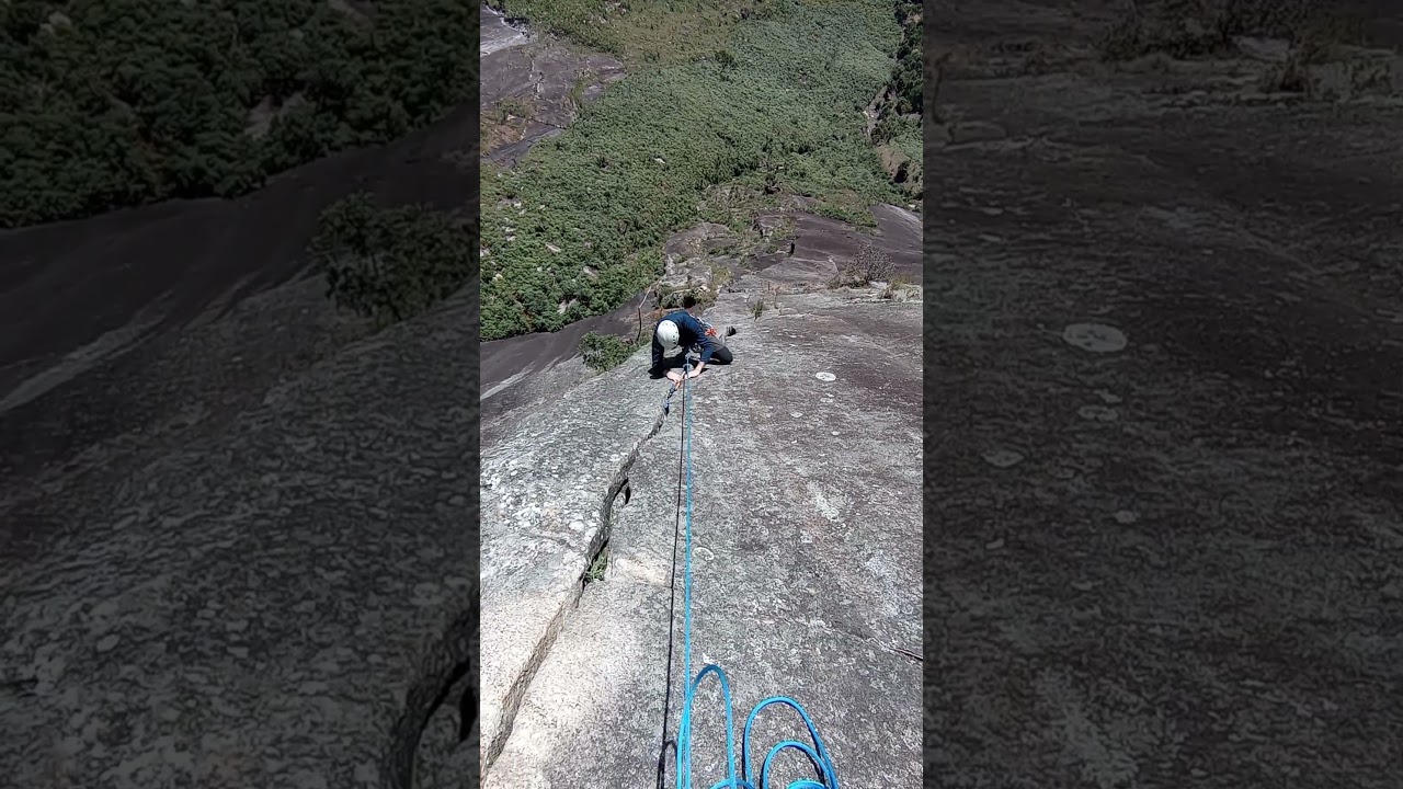 Escalada na via Kundalini no Cantagalo de Petr&oacute;polis