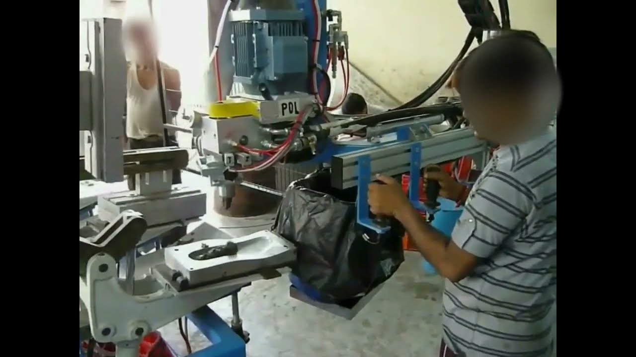 Macchina per lo stampaggio di calzature in PU e sughero