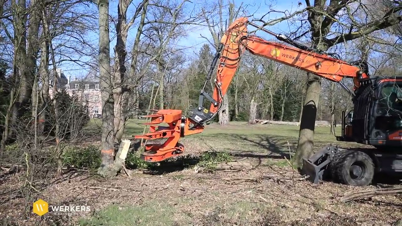 Bomen knippen met de velkop op de bandenkraan.