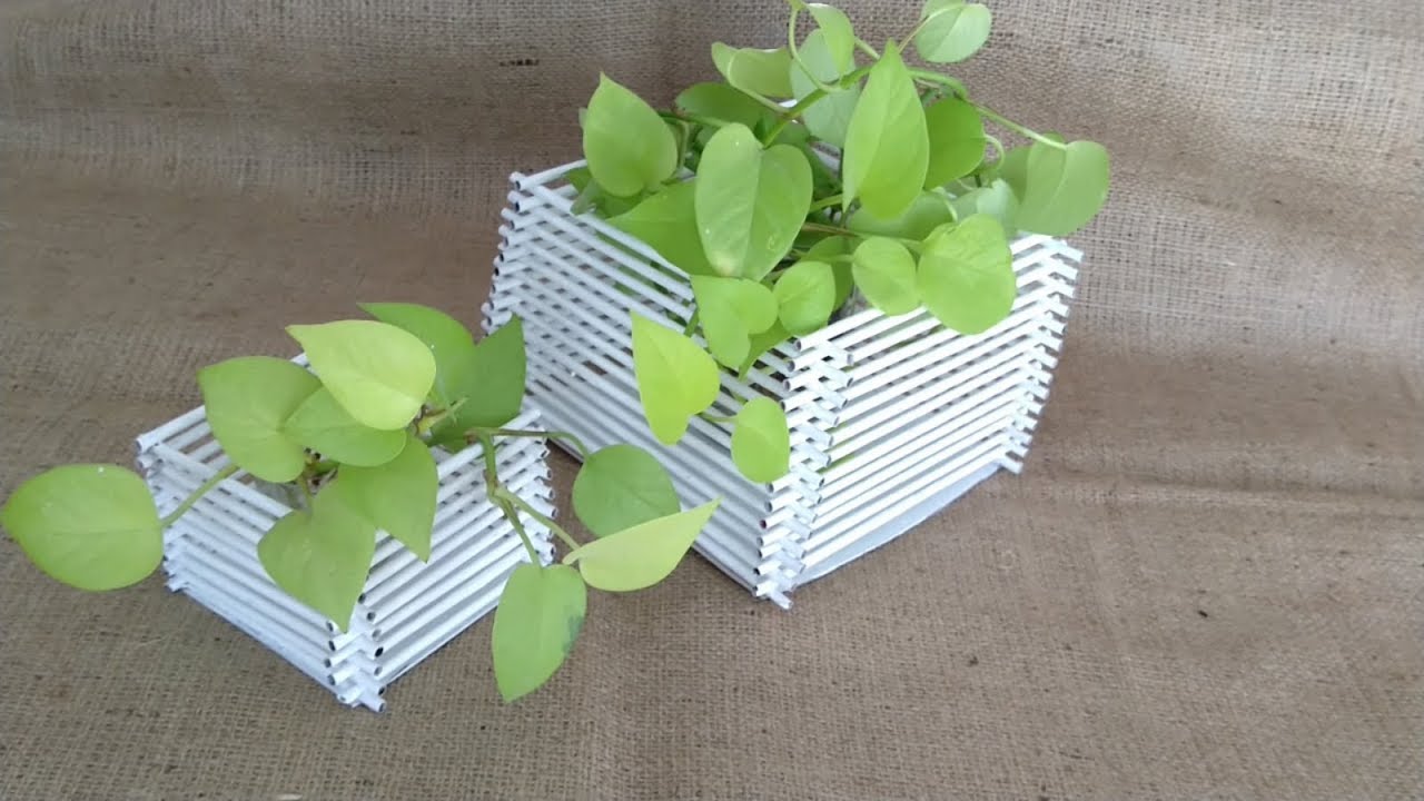 Cómo hacer un macetero con periódico / DIY / How to make a planter with newspaper tubes. Recycling.