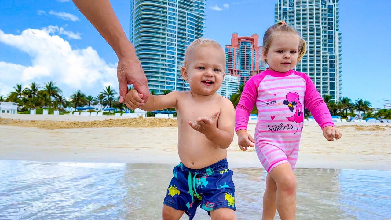 Реакция малыша - впервые увидела краба!