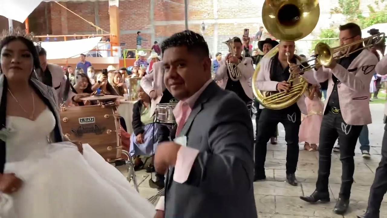 Entrada con los novios y la banda Monarca