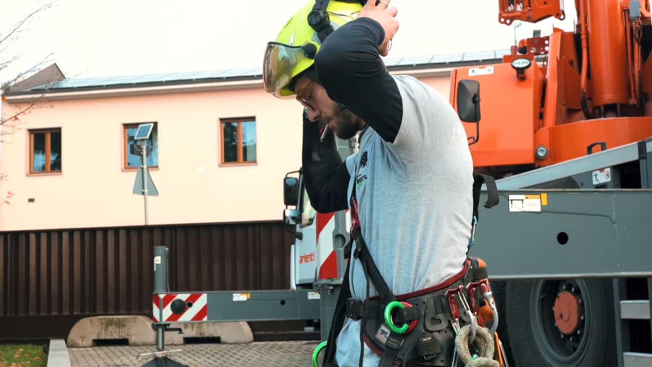 Abbattimento con autogru