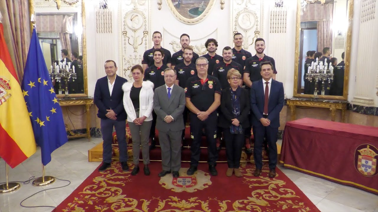 Los nuevos bomberos juran su cargo: 