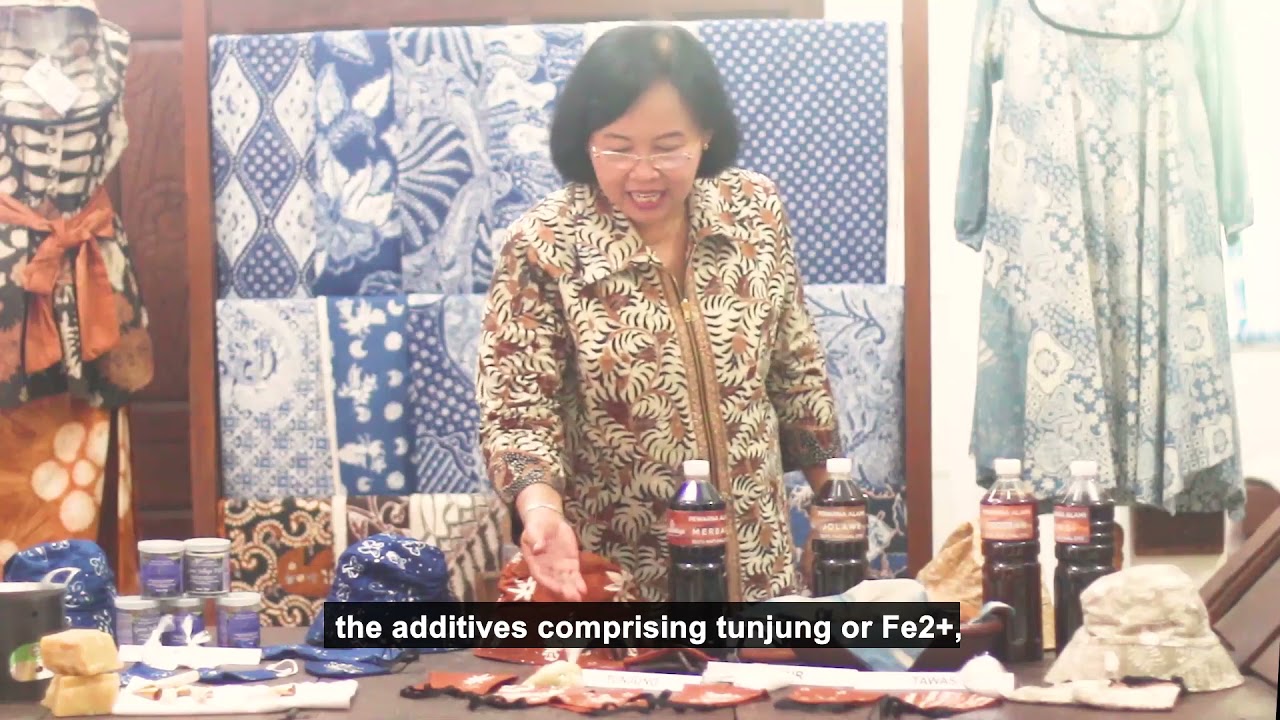 Pewarnaan Batik dengan Warna Alam - The Making of Batik with Natural Dyes (Eng Sub)