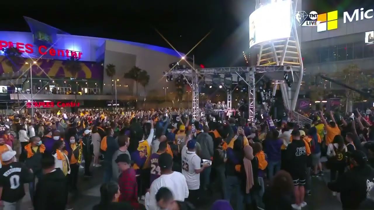 Shaq started a Barkley sucks chant😂 Chuck doesn’t approve