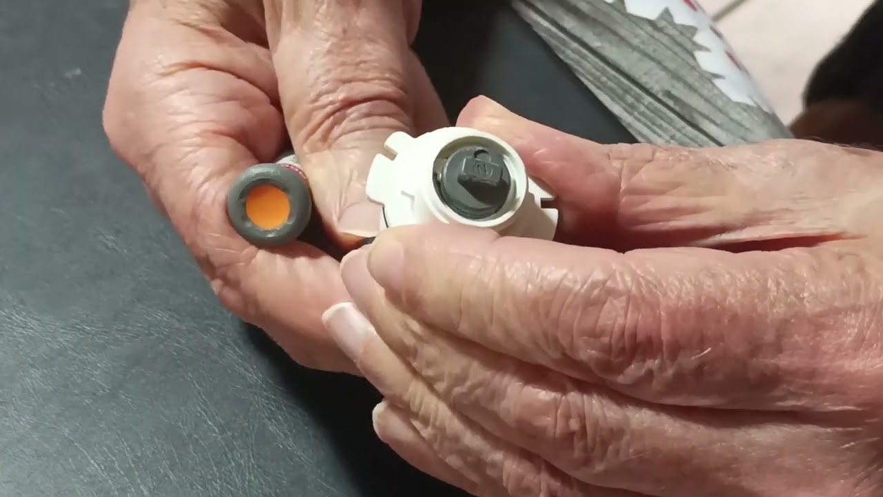 Démontage d'un barillet de serrure de camping-car et de caravane.