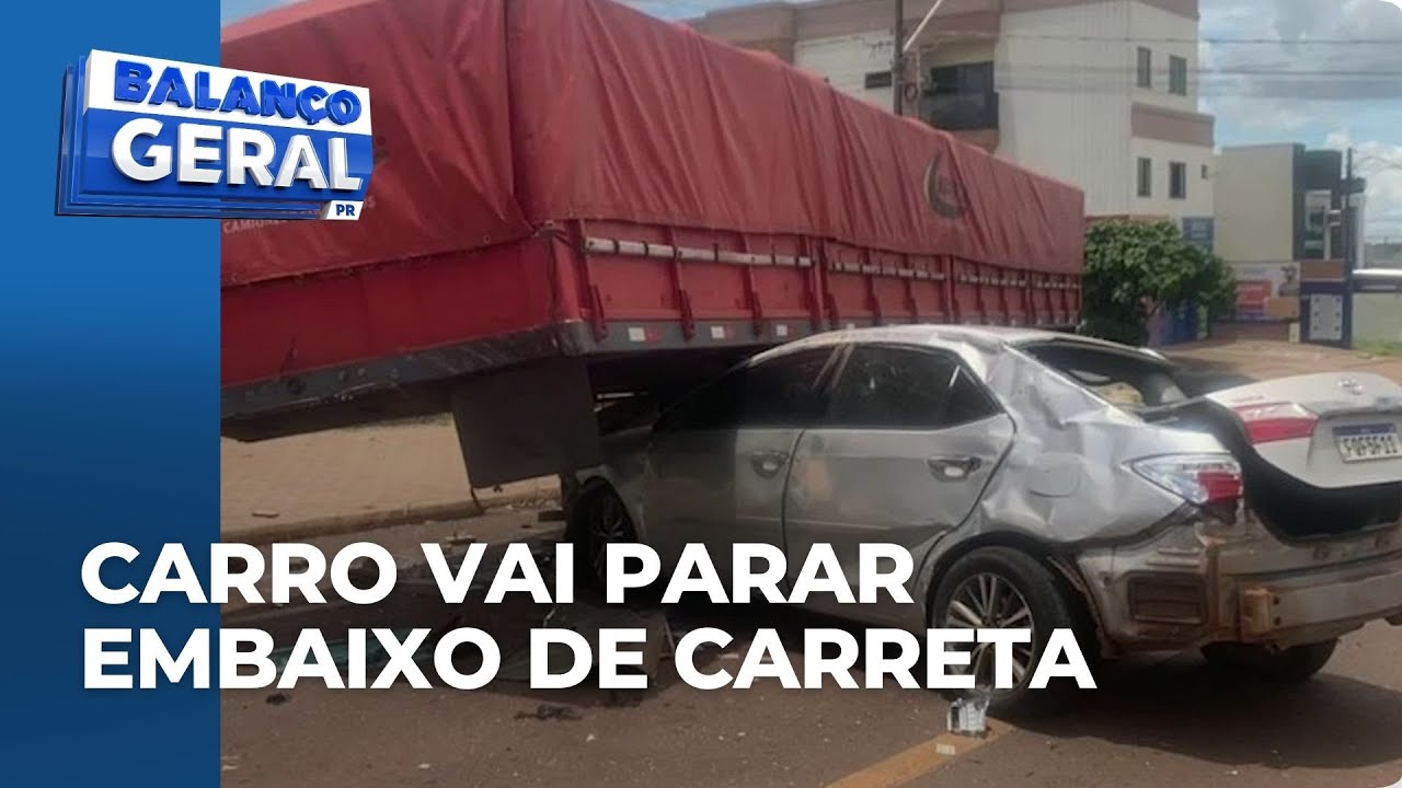 Carro para embaixo de carreta após capotar e motorista sai andando sozinho, em Cascavel