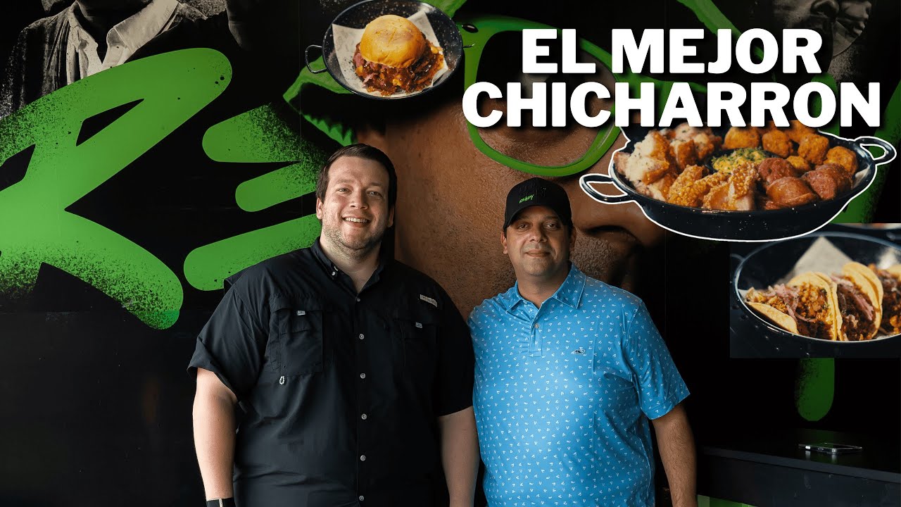 Un restaurante con menu de chicharron