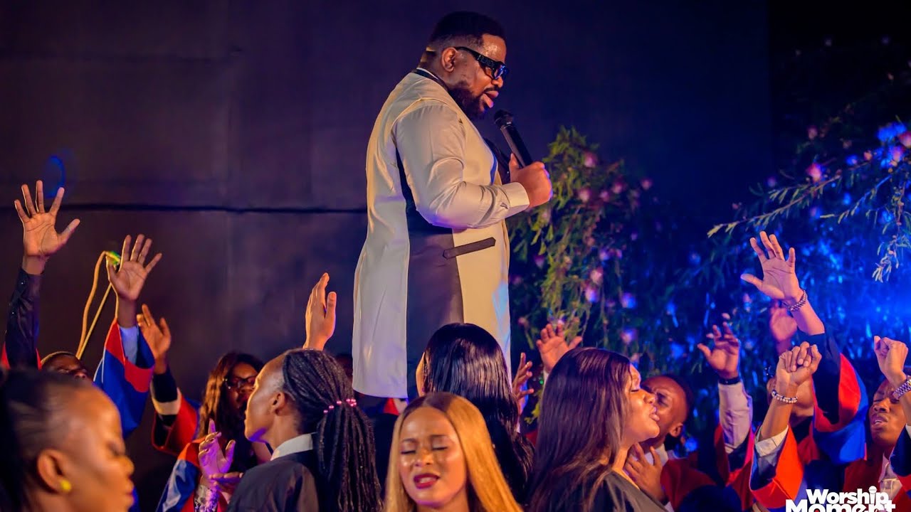 Fr Emmanuel Musongo dans un moments live spontaneous d'adoration medley ta presence que J'aime 