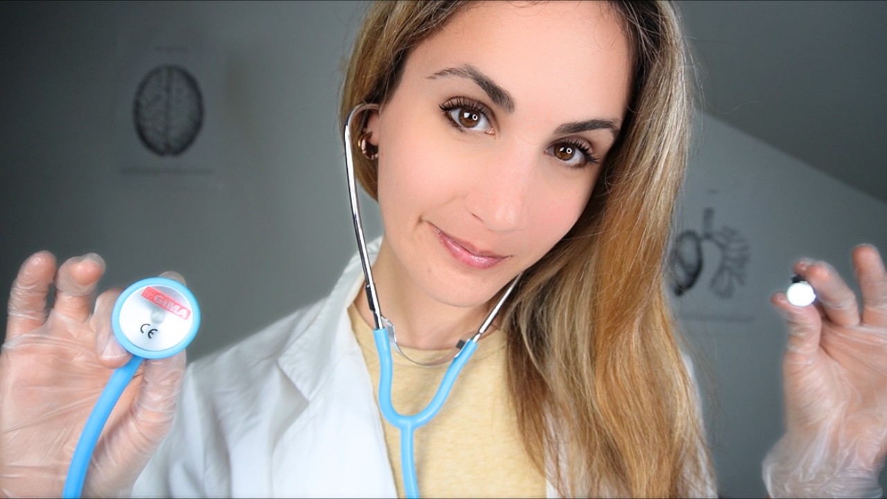 Dottoressa ti controlla da molto vicino 👀 | ASMR ITA | Close-Up Medical Roleplay