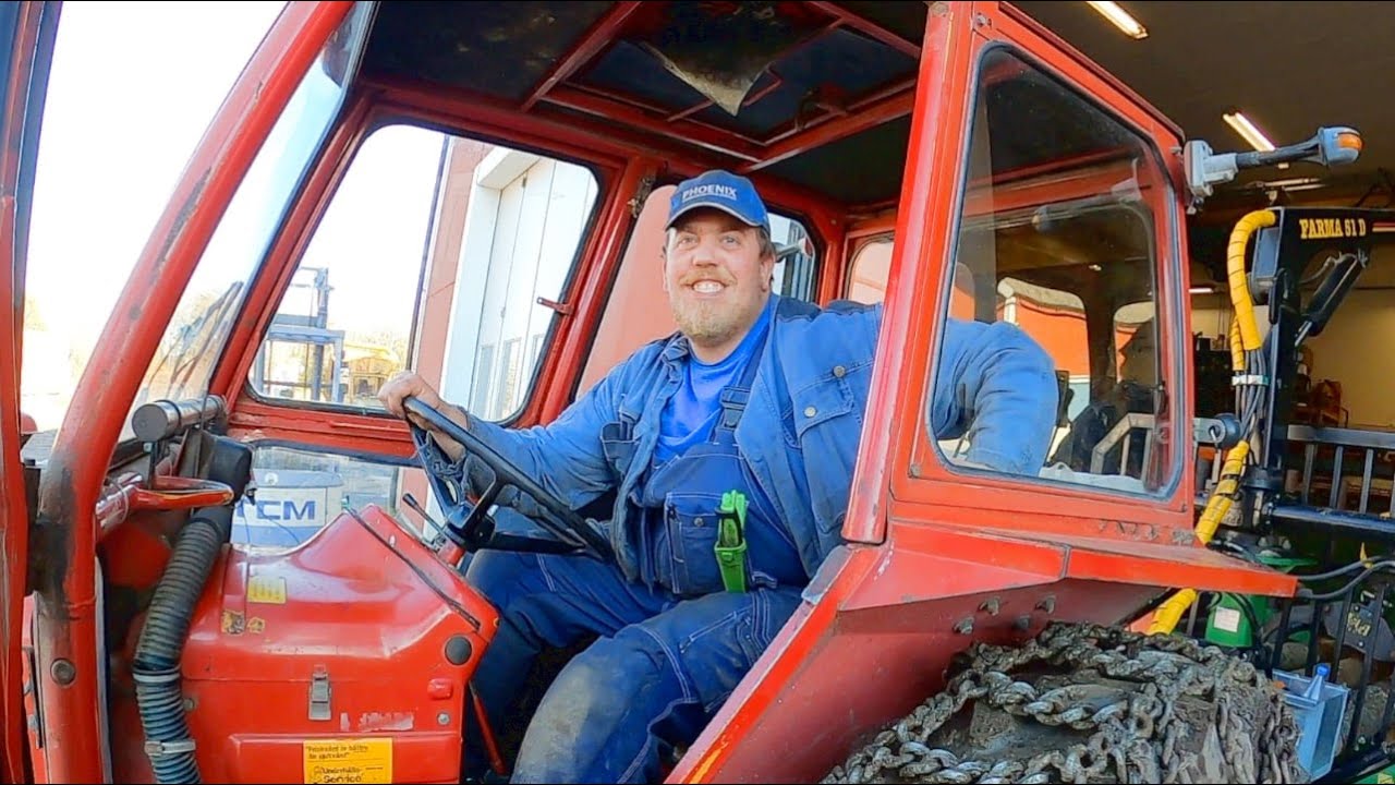 Byter Hydraulslang på Farma skogskran och fyller olja på Volvo BM430