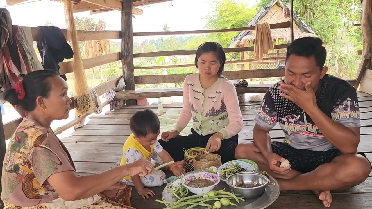 กินข้าวเช้าเมนูป่นปลากินกับส้มผัก​ธันวาเนาะยืนส่งเอื้อยบ่ไปโรงเรียน​แล้ว