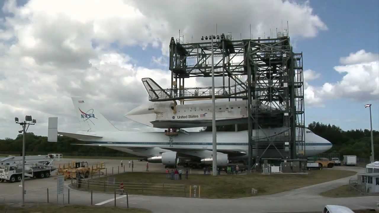 Timelapse Footage: Space Shuttle Discovery Arrives at the Mate/Demate Device