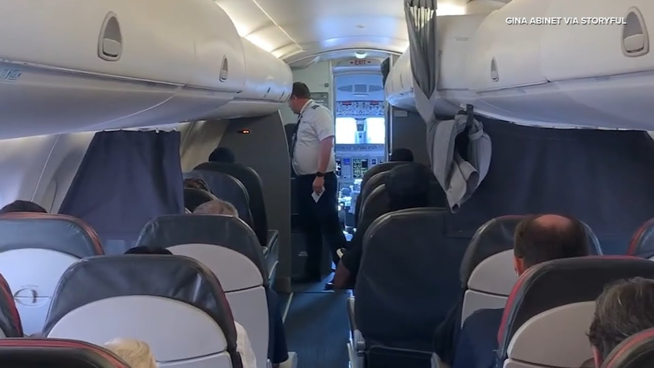 Pilot Surprises His Grandmother on Flight to Chicago: 'She had no idea'
