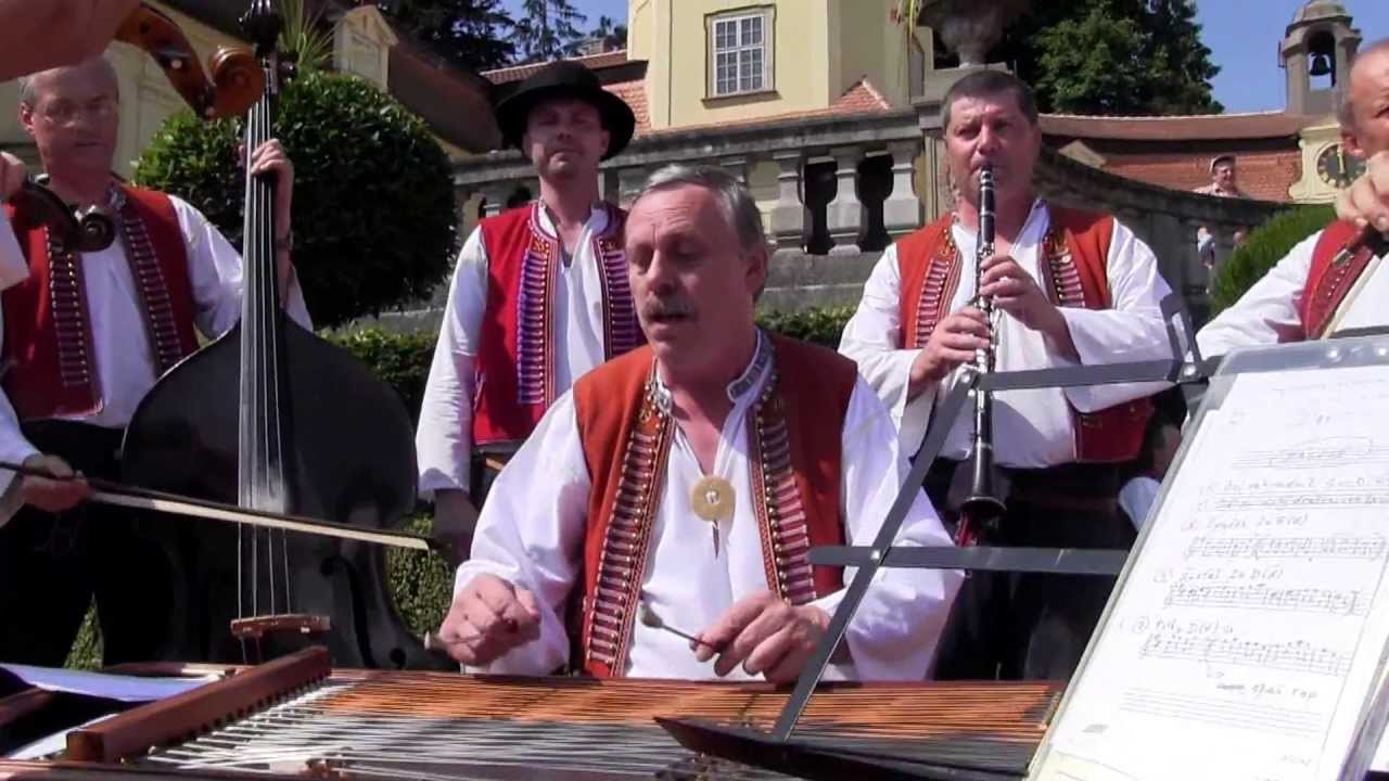 BUCHLOVICE-12.SVÁTEK ČESNEKU: hraje Valašská cimbálová muzika Rusava
