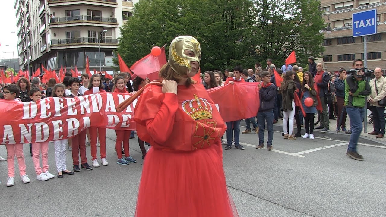 Miles de personas en Iruñea contra la diversidad de símbolos