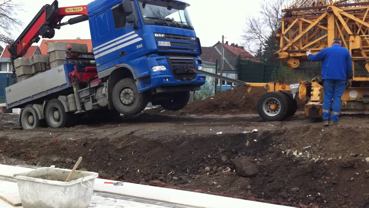 Lkw zieht Kran