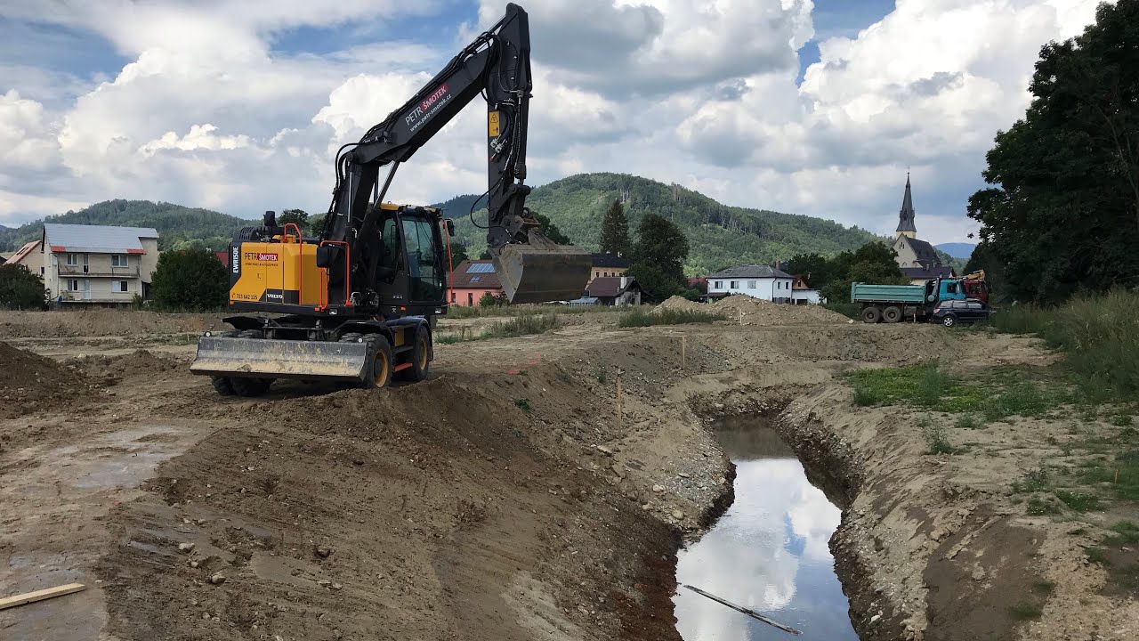 Digging Fish crossing / Pulling soil / Volvo EWR150E