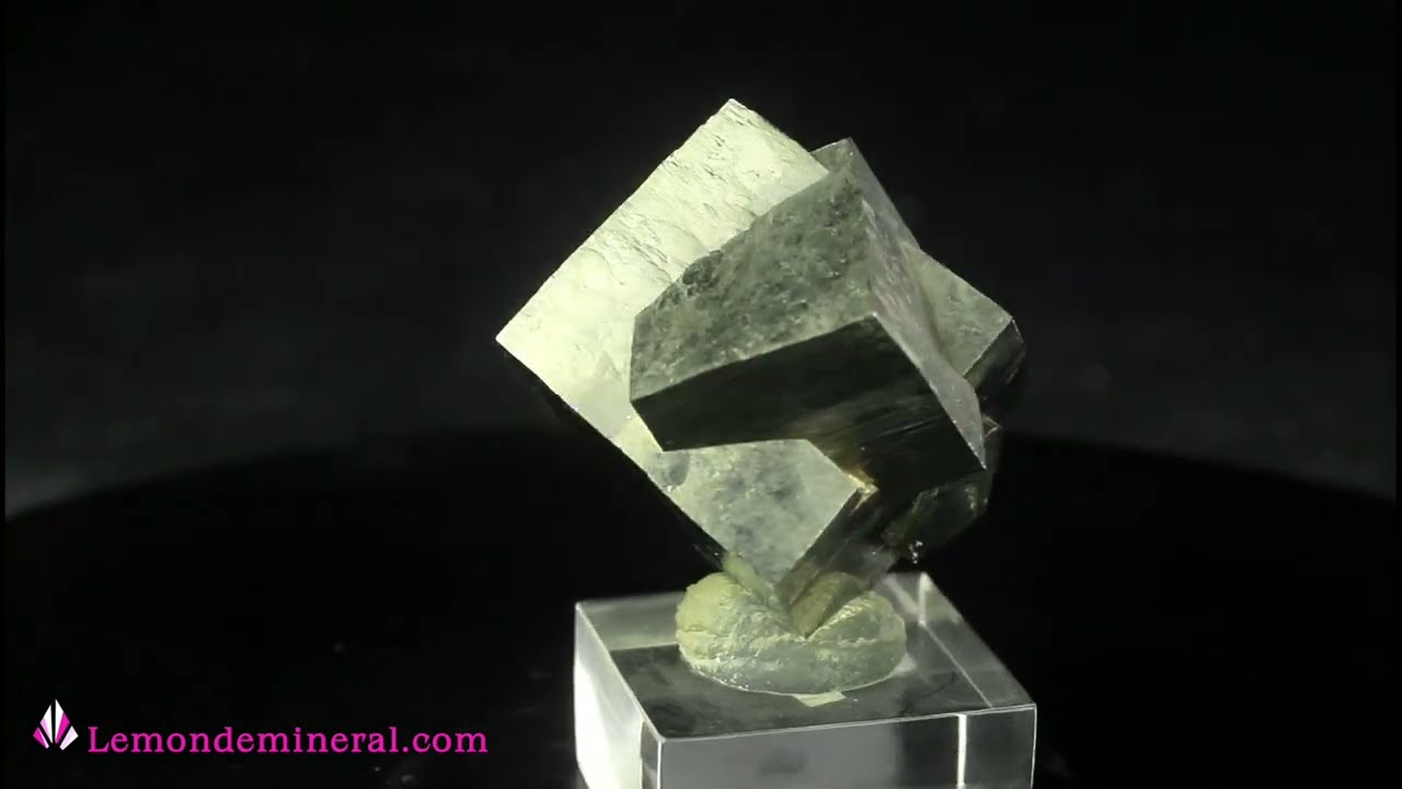 Pyrite – Navajún, Espagne (2009) | cristaux cubiques bien définis