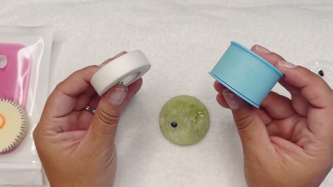 Adhesivos para extension de pestañas, aprende a manipularlos y crear la perfecta gota.